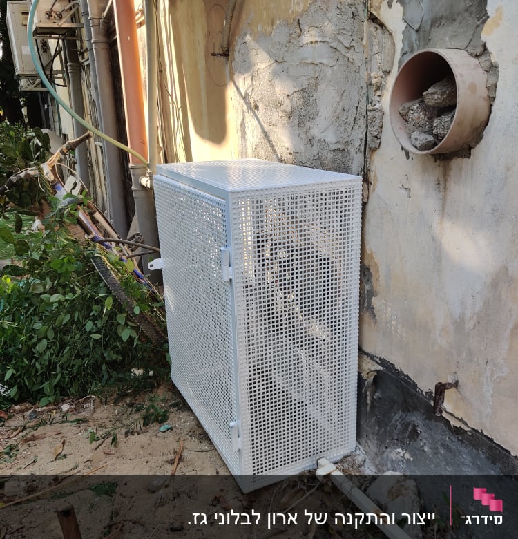 מסגרת מתכת לבנה ליד קיר מתקלף